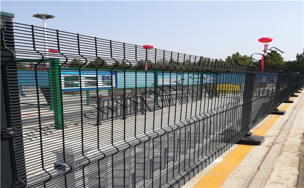 高速公路護欄網隔離柵施工概況及注意事項 高速公路護欄網隔離柵施工概況及注意事項